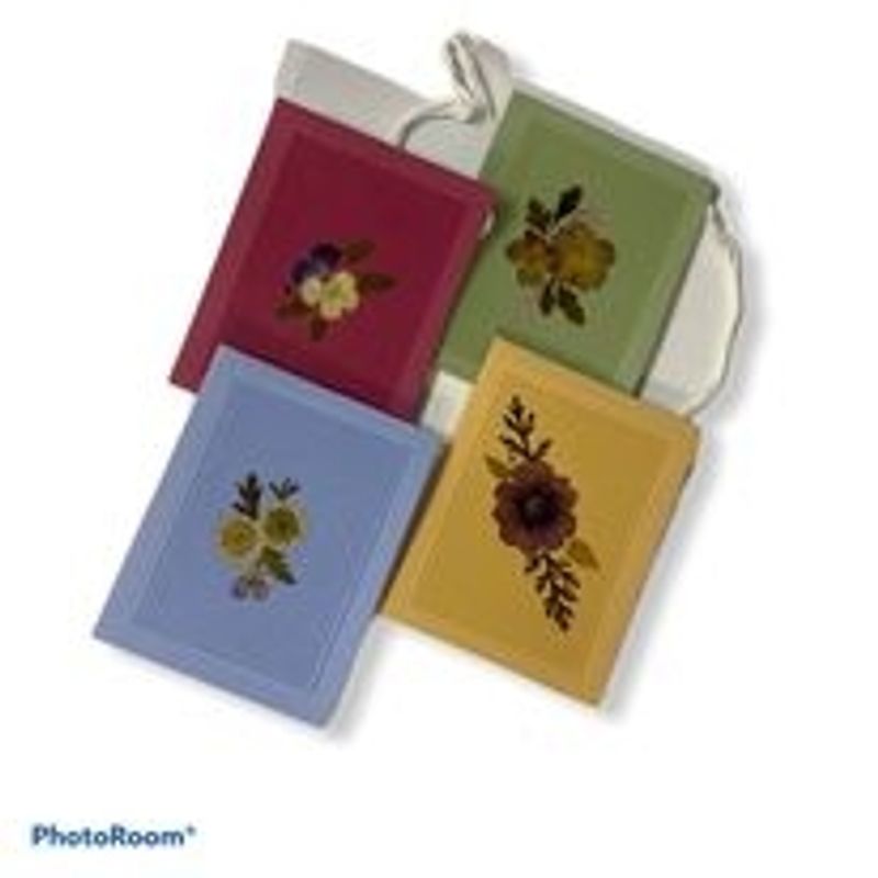 Dobbelt kort med snor 8x6,5 cm med ekte tørkede blomster